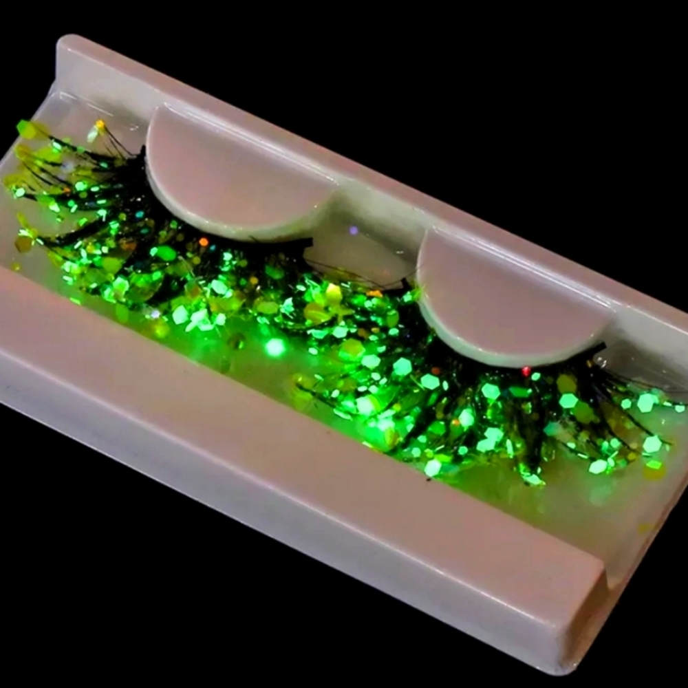 LUMINOUS GLOW IN THE DARK EYELASHES  ( BLUE SHIMMIER GITTER LOOK IN THE LIGHT)